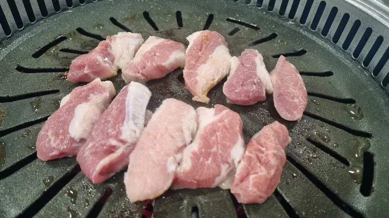 불판 위에서 맛있게 익어가는 가브리살 (또 다른 각도)