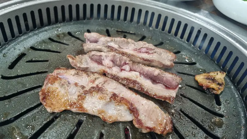 불판 위에서 맛있게 익어가는 삼겹살 (다른 각도)