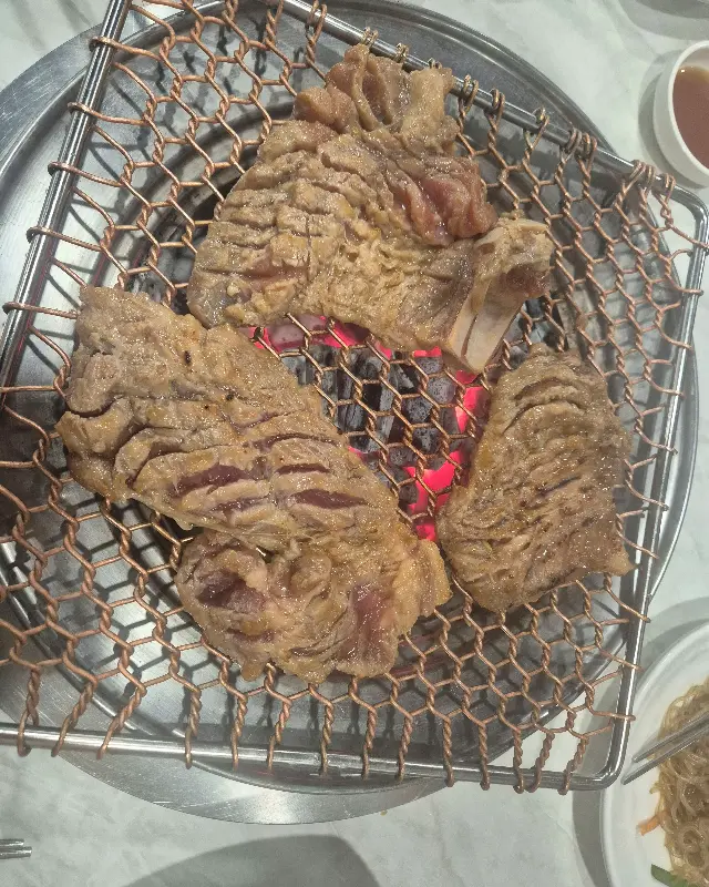 숯불 위에 올려진 돼지갈비