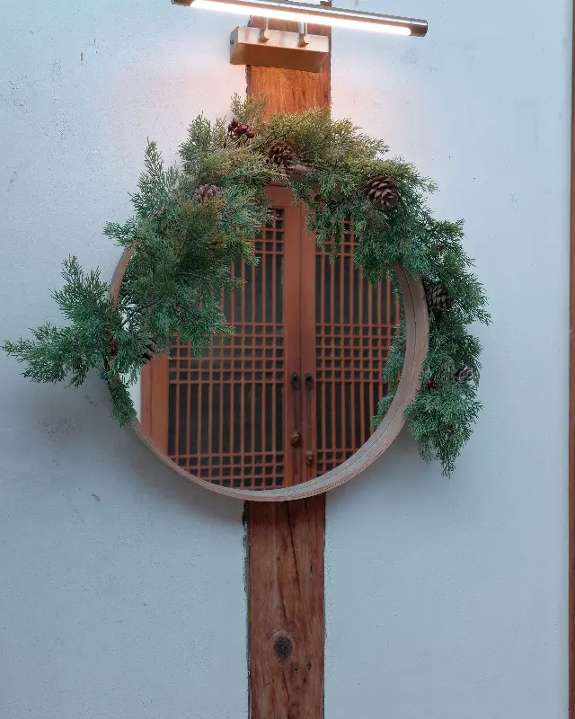 한옥 문에 걸린 장식