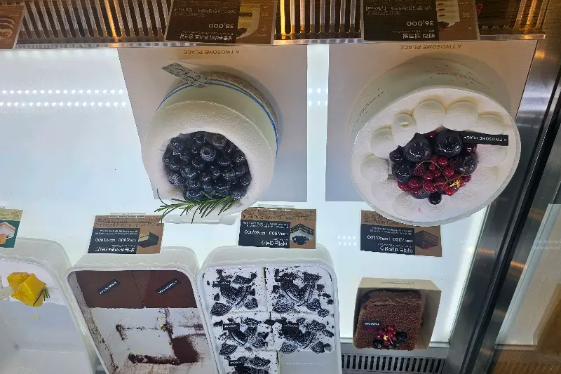 쇼케이스 안의 다양한 케이크