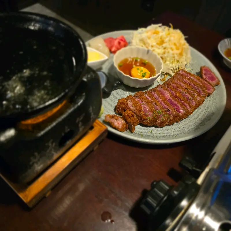 스키야키와 규카츠 한 상 차림