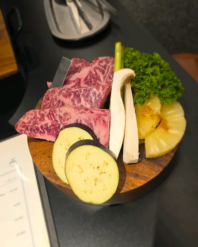 숯불 위에서 맛있게 익어가는 꽃갈비살