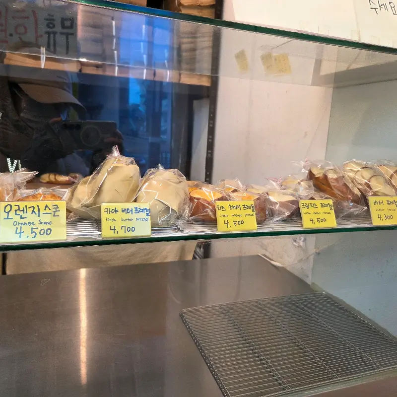 쇼케이스 안에 진열된 스콘