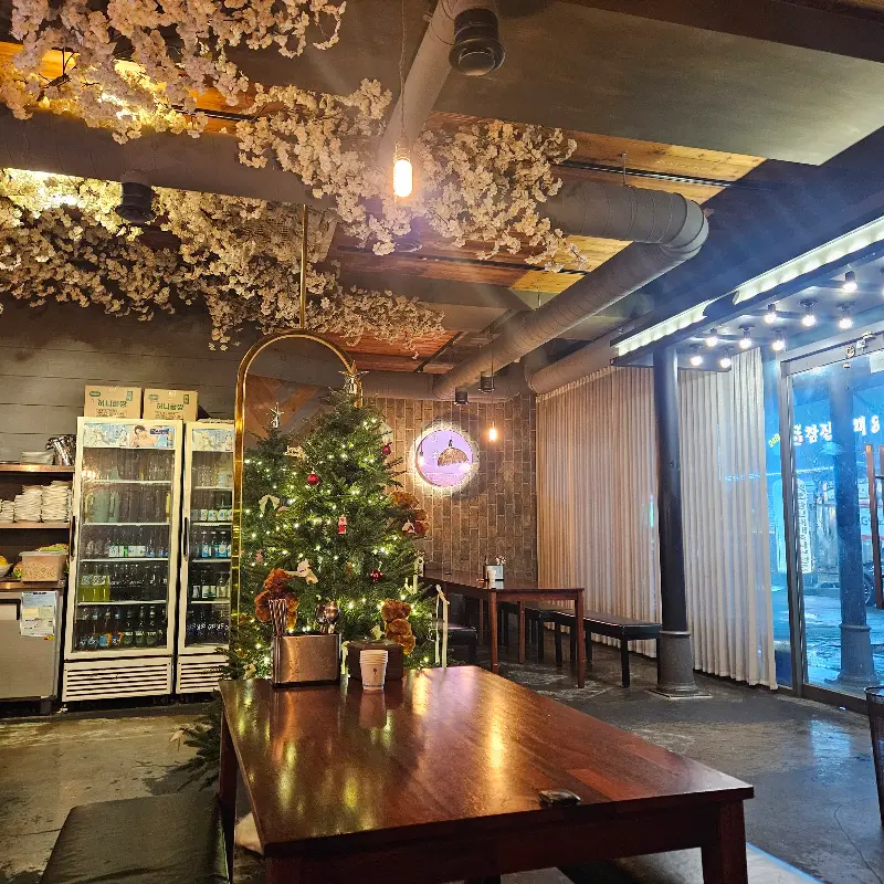 벚꽃 인테리어가 돋보이는 굿밤 내부