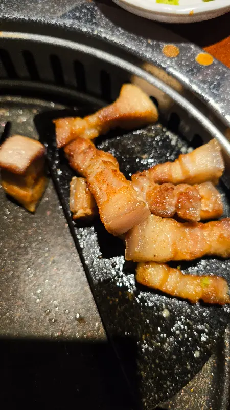 잘 구워진 초일육 삼겹살