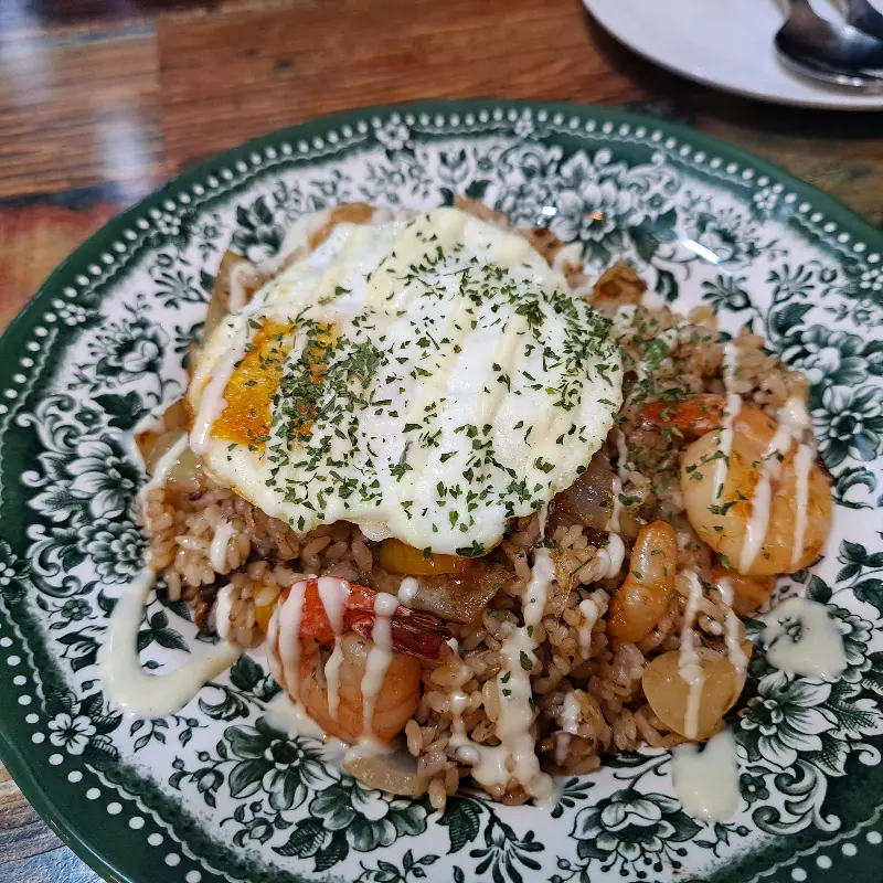 필라프 위에 올려진 계란 프라이