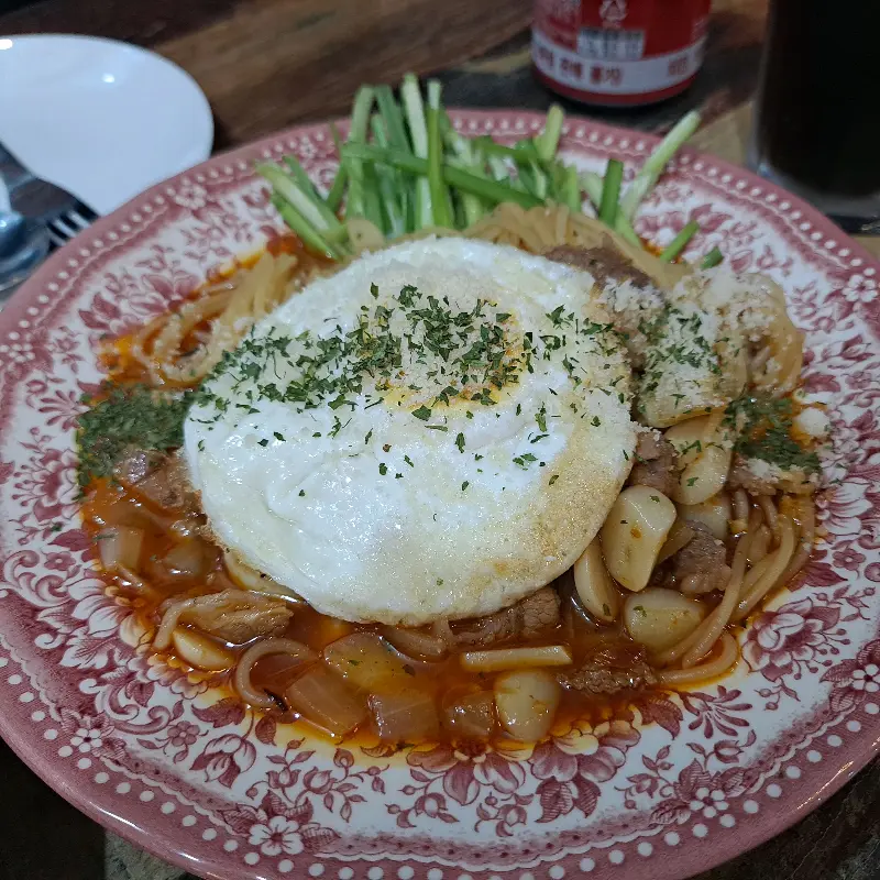 대창 파스타의 매콤한 비주얼