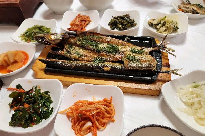 다양한 종류의 반찬들이 푸짐하게 차려진 모습