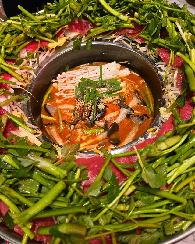 얼큰 육수에 담긴 미나리