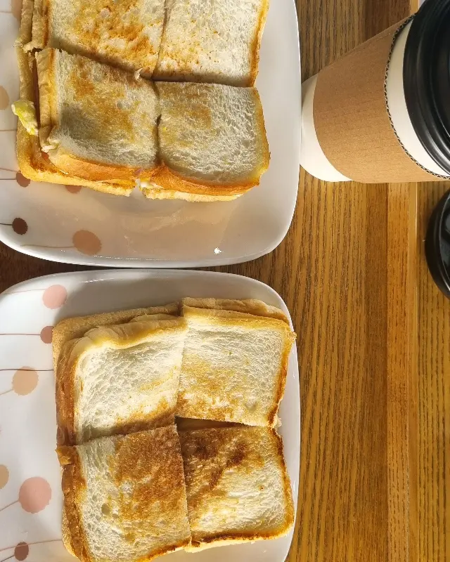 노릇노릇 구워진 토스트