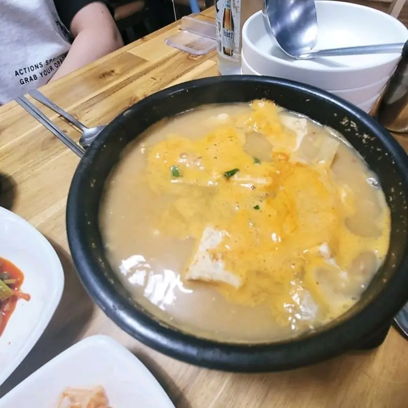 뚝배기에 담겨 보글보글 끓고 있는 청국장의 모습