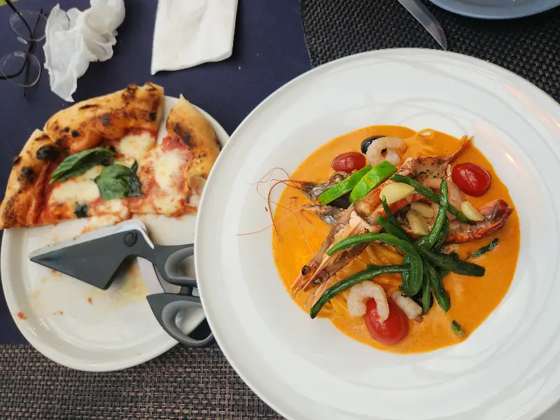 마르게리따 피자와 새우 로제 파스타