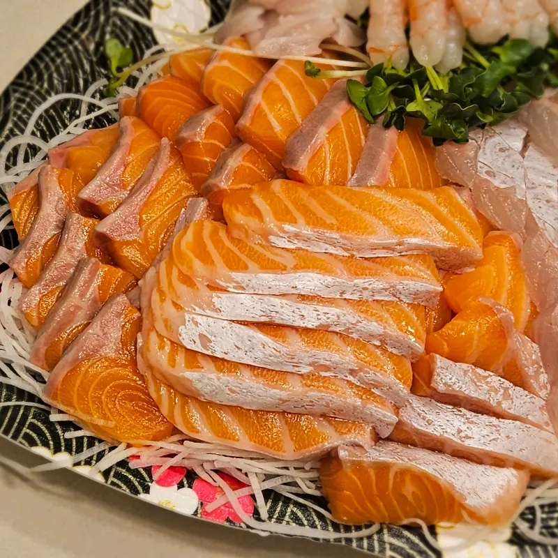 윤기가 흐르는 연어회