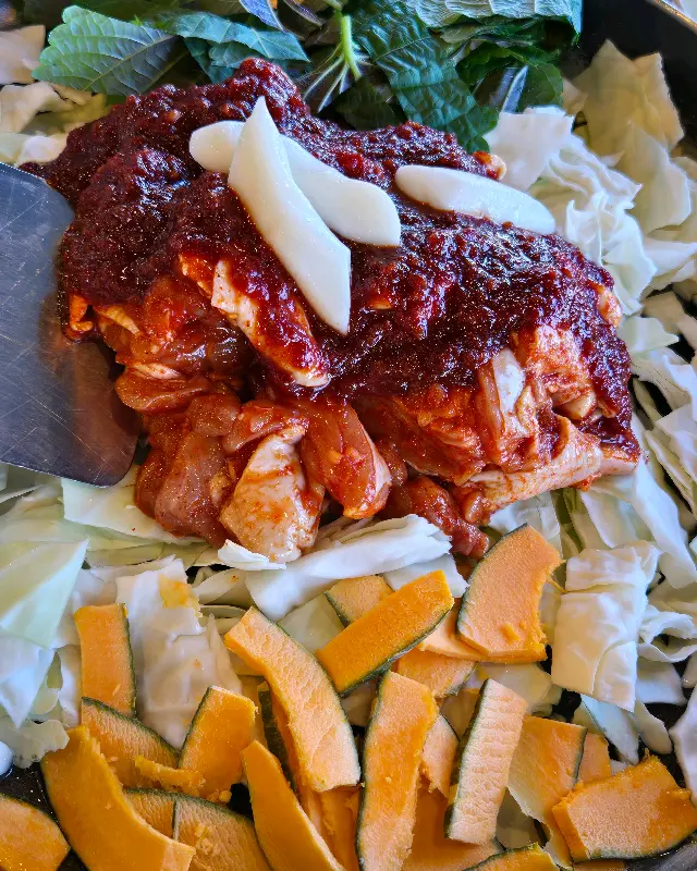 닭갈비와 볶음밥을 함께 즐기는 모습