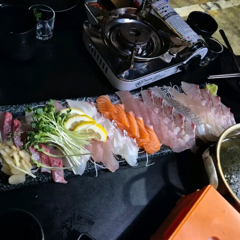 푸짐한 모듬회 한 상 차림