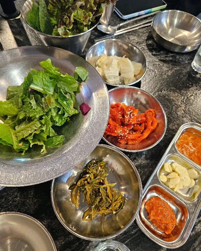 신선한 쌈 채소와 밑반찬