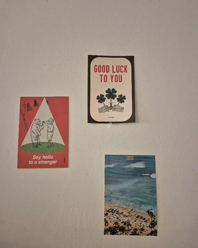 벽에 걸린 엽서