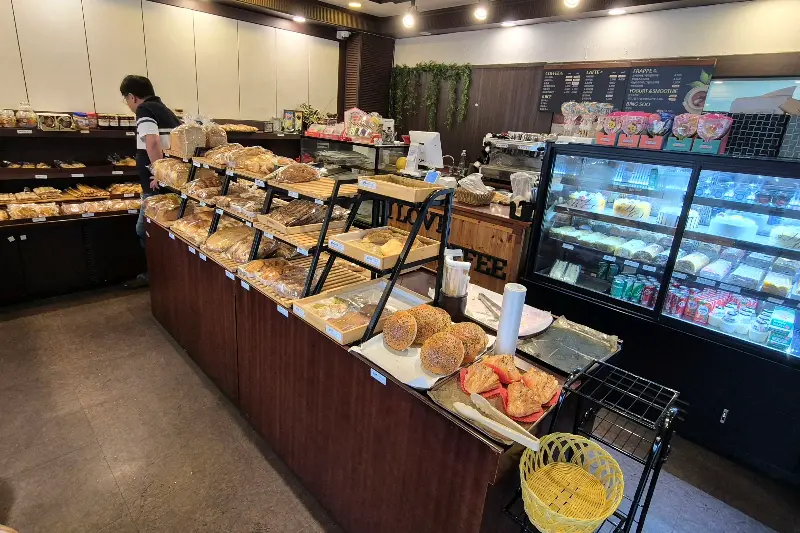 다양한 빵들이 진열된 내부 모습
