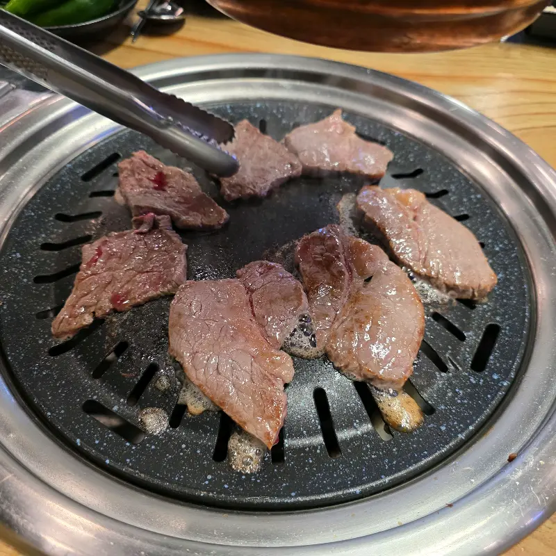 푸짐하게 담겨 나온 신선한 소고기