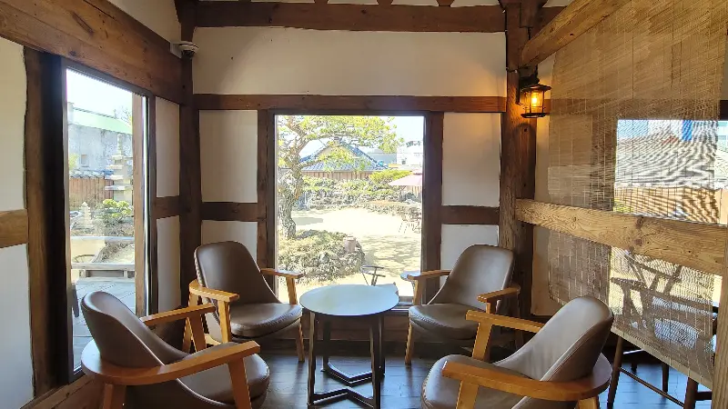 카페 내부 테이블 좌석