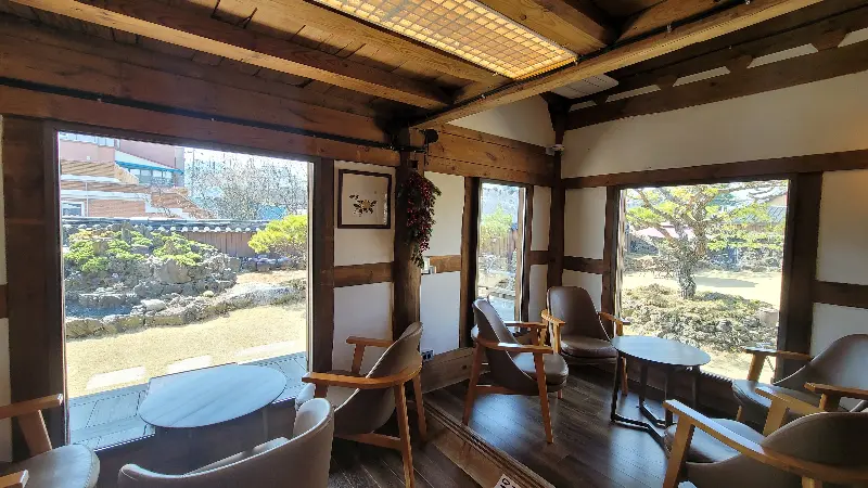 한옥 내부의 아늑한 테이블 좌석