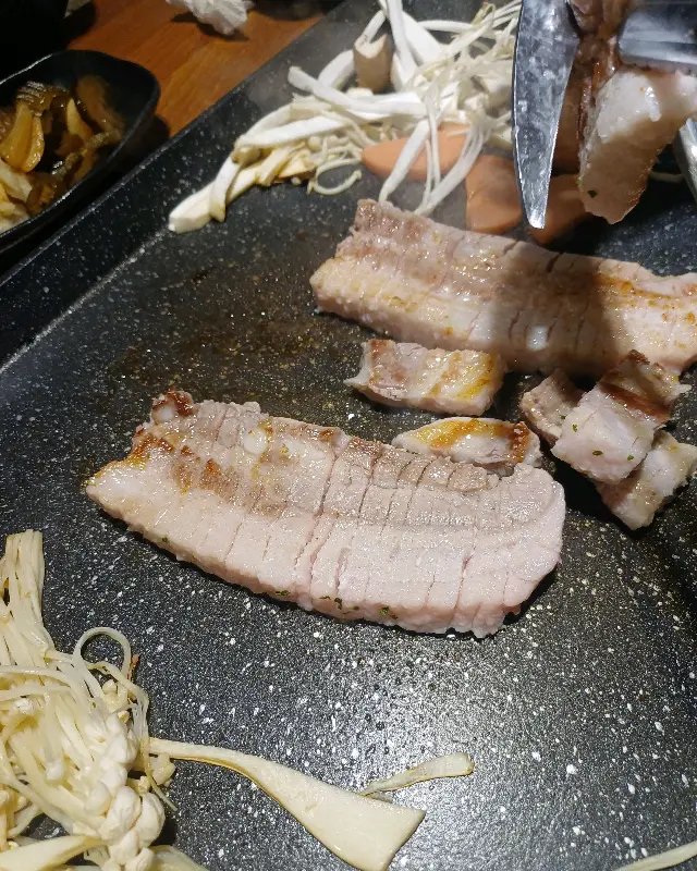 불판 위에서 맛있게 익어가는 삼겹살