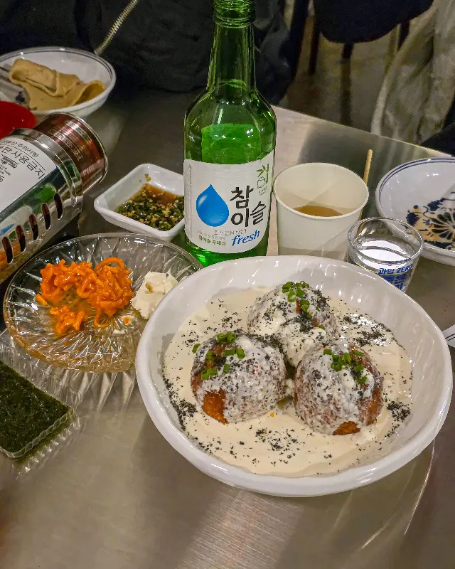 크림 소스가 듬뿍 올려진 아란치니