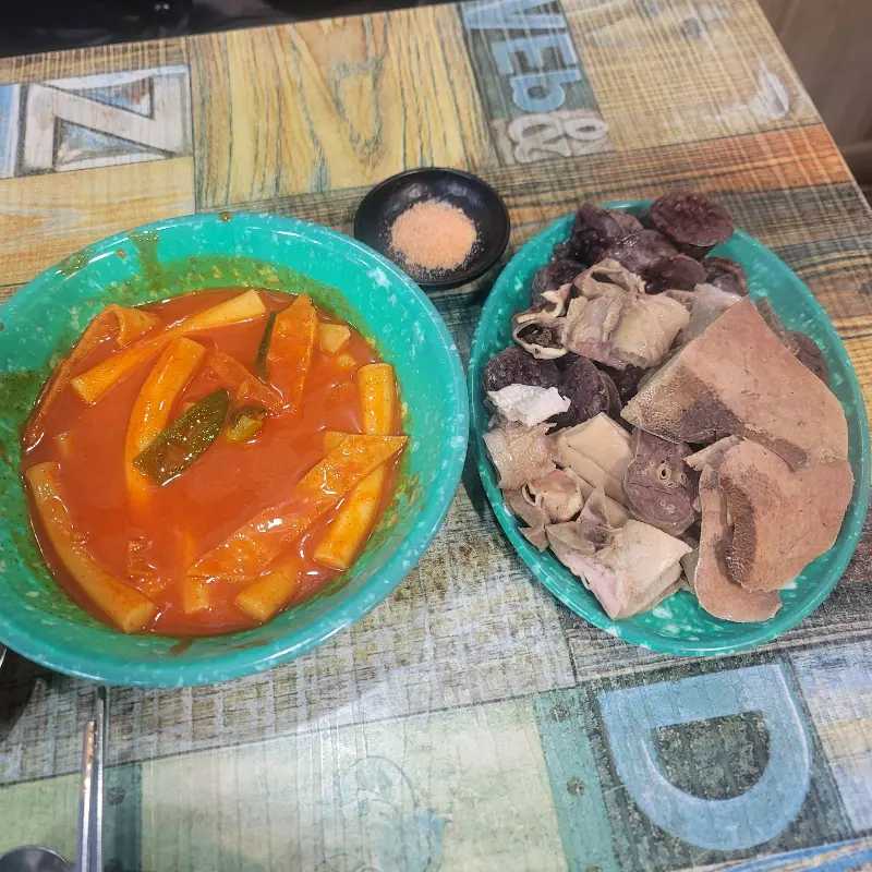 떡볶이와 순대의 환상적인 조합