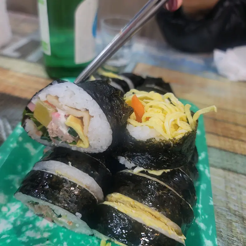 계란이 듬뿍 들어간 계란폭탄 김밥