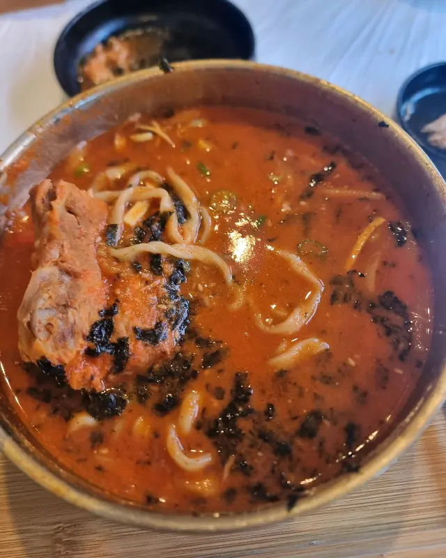 얼큰하고 푸짐한 뼈장칼국수