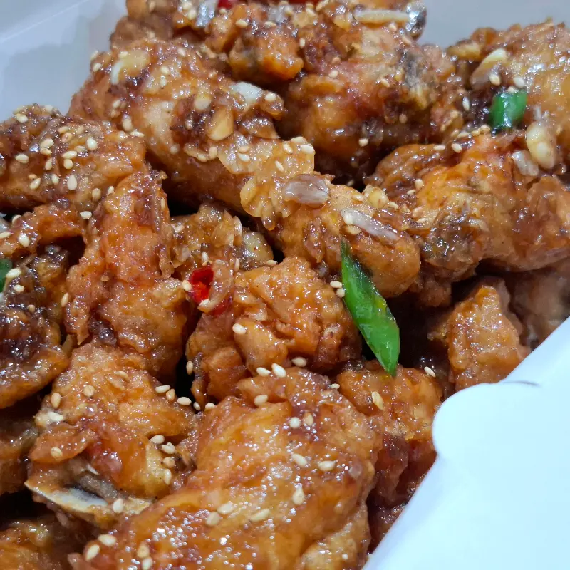 마늘치킨의 윤기 흐르는 모습