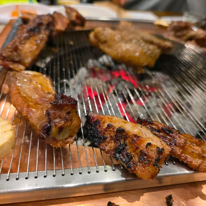 숯불 위에서 구워지는 양념갈비