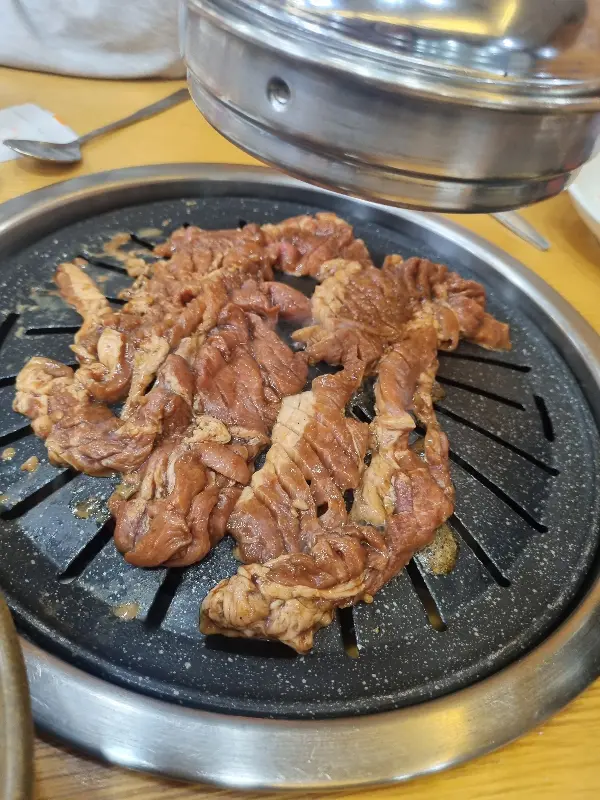 숯불 위에서 맛있게 익어가는 돼지갈비