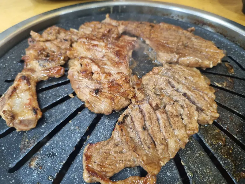 숯불 위에서 익어가는 돼지갈비