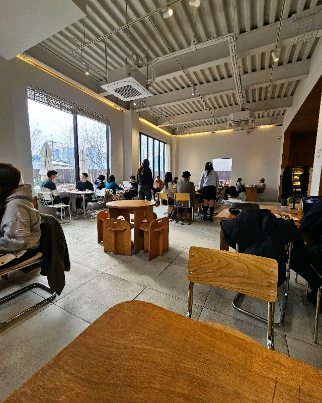 1층의 넓고 테이블 간 간격이 넓은 공간