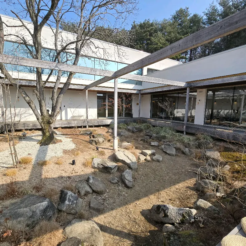 카페 외부 중정의 모습