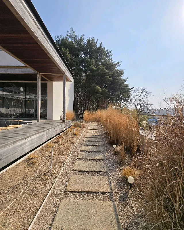 돌담길이 인상적인 하도문 외부