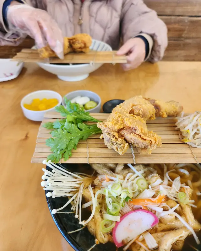 닭다리튀김을 집어 올리는 모습