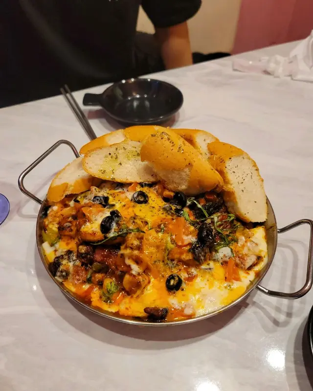 다양한 메뉴를 한 상 가득 즐길 수 있는 곳