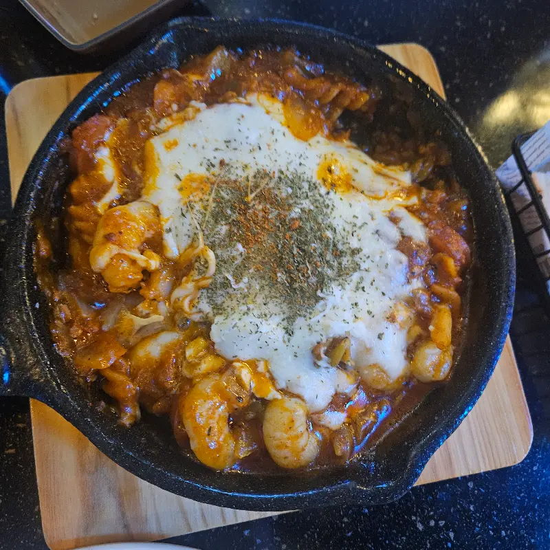 매콤한 향이 코를 찌르는 에그인헬