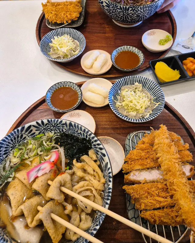 돈까스와 마제소바 정식 한상차림