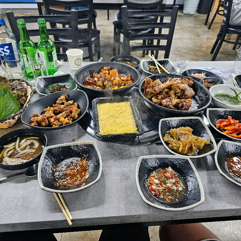 푸짐한 한 상 차림! 족발, 불족발, 밑반찬까지 완벽!