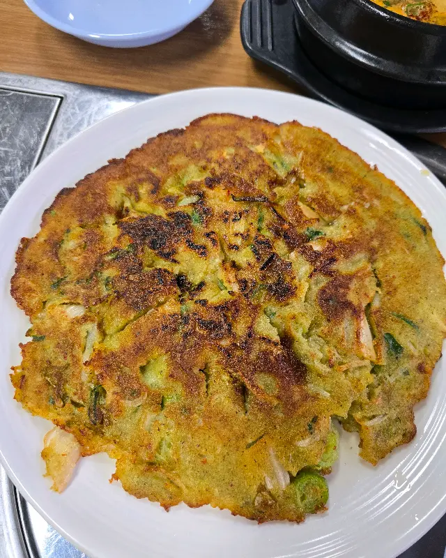 노릇노릇 맛있게 구워진 녹두전