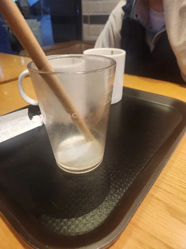 음료를 다 마신 컵