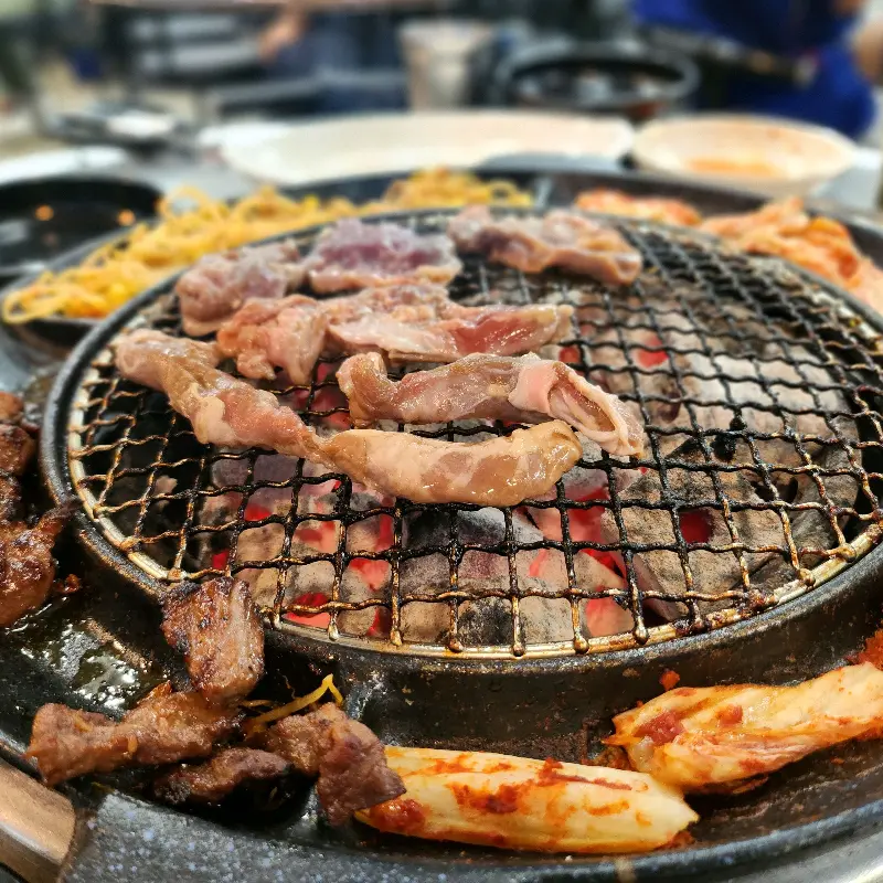 숯불 위에서 구워지고 있는 갈매기살