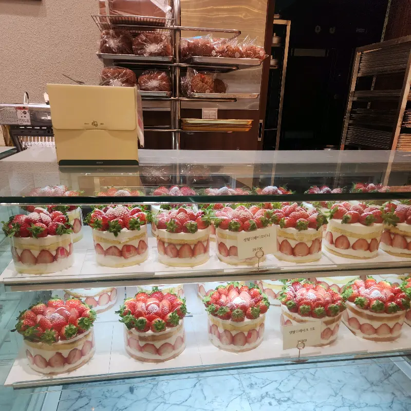 동명제과의 딸기 케이크