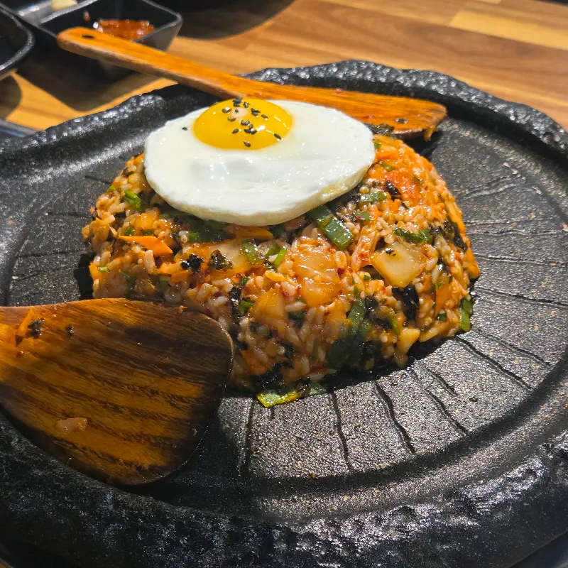 계란후라이가 올려진 김치볶음밥의 클로즈업 사진