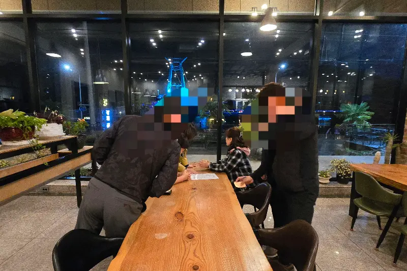 카페 내부 인테리어