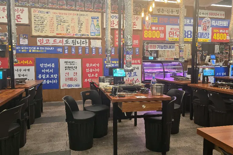 넓고 테이블 간 간격이 넉넉한 매장 내부